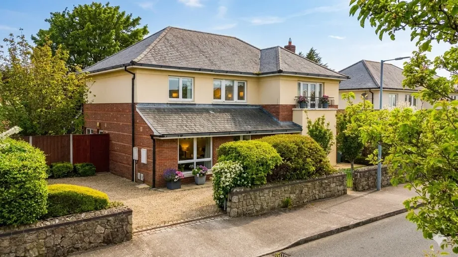 8 Kelston Park, Foxrock, Dublin 18, D18YT93 - DNG Estate Agents