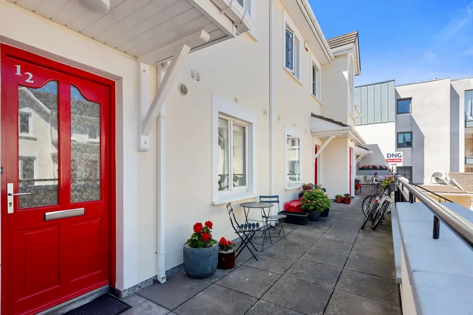 12 Saint Helen's Court, George's Street Lower, Dun Laoghaire, Co Dublin, A96NH99 - DNG Estate Agents